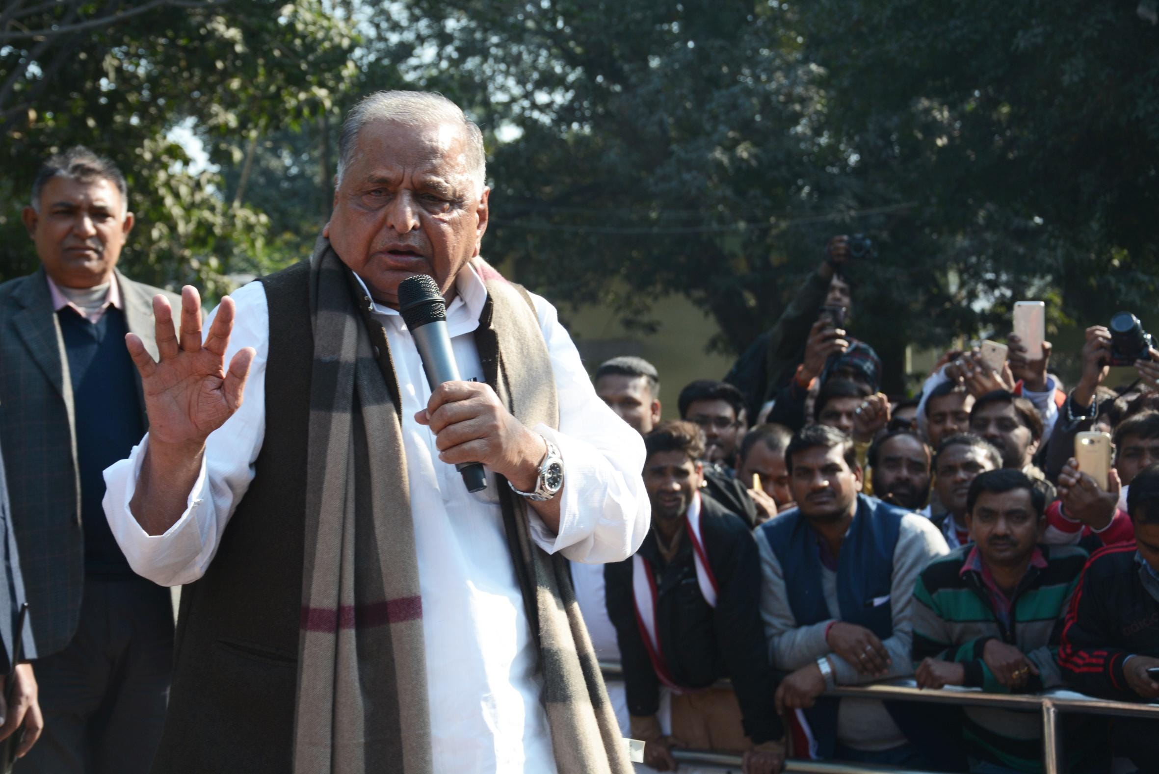Five solutions for Mulayam-Shivpal to end SP tussle