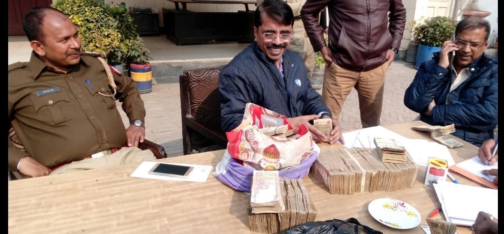Sahibabad Police arrested 3 persons and seized Rs 31.65 Lakh in demonetised currency