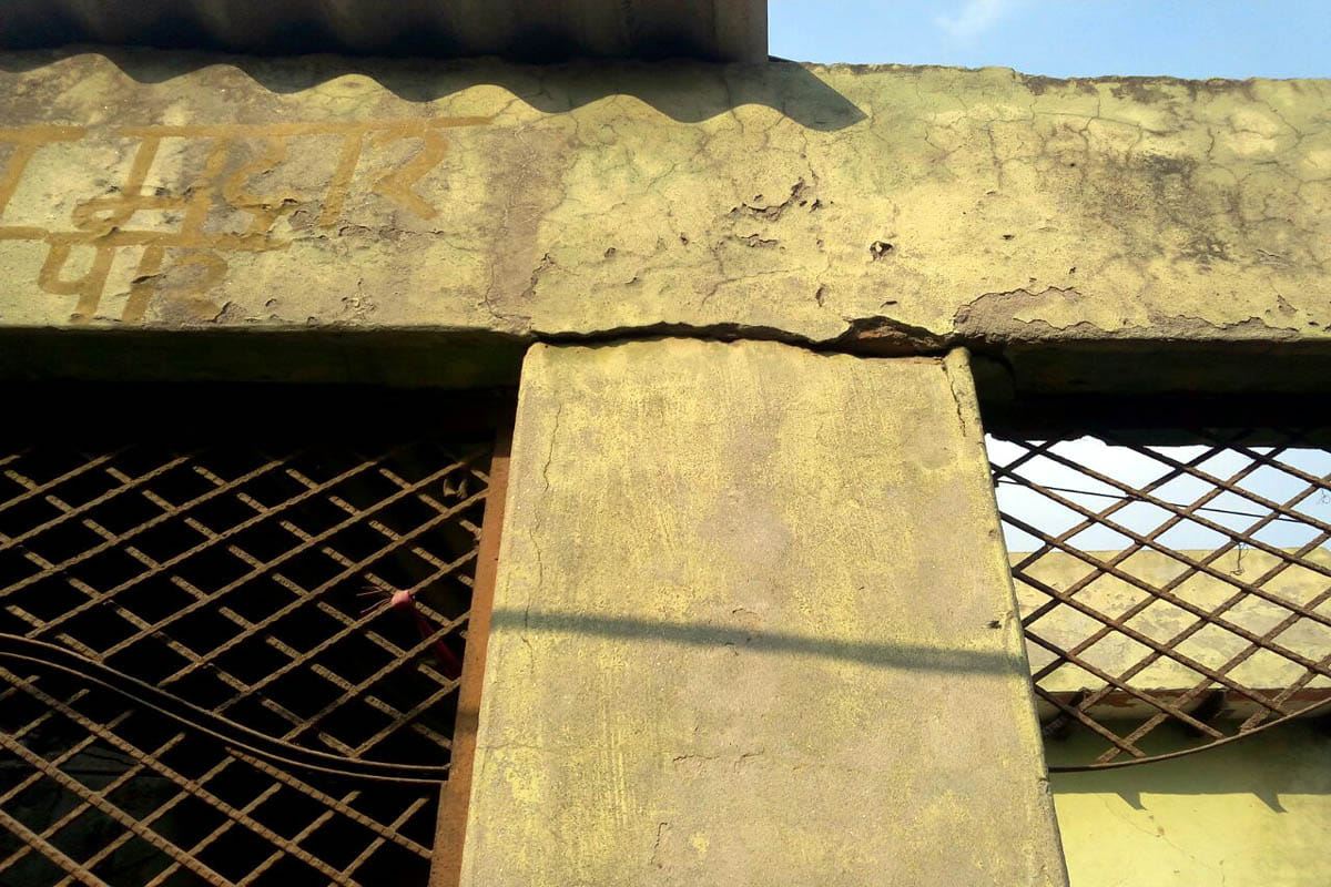 Cracks in houses, in the shadow of panic people