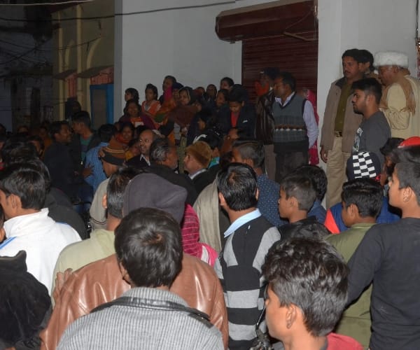 A student commits suicide in Lucknow.