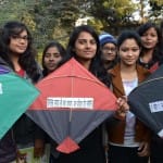 खिचड़ी के दिन बड़े शौक से लोग पतंग उड़ाते हैं। 