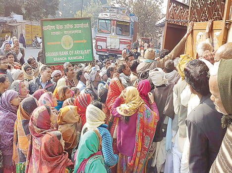 Bank customers to enter scuffles
