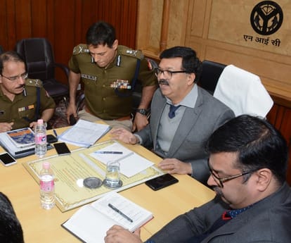 officers meet on preprations for uttar pradesh election.
