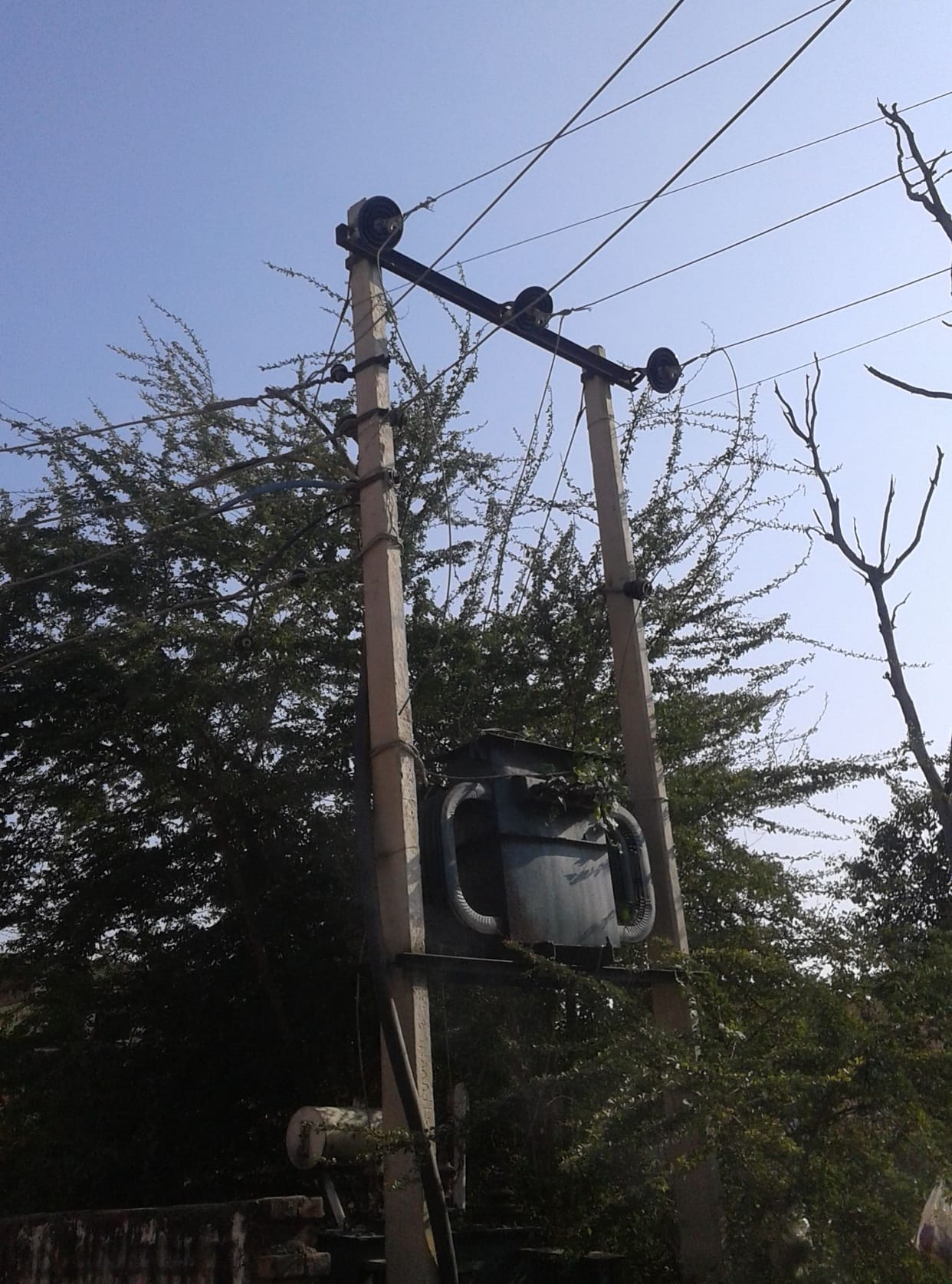 High voltage current landed homes, many equipment burns