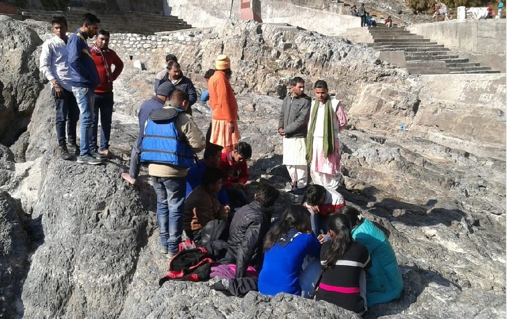 girl clicking photo, fell into river Alaknanda