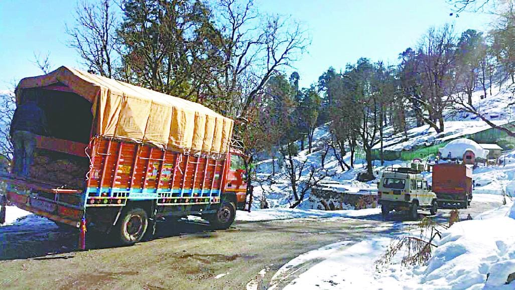Snow on the ground-Munsyari road traffic 14 hours off