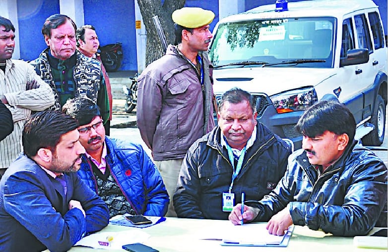 Holding new notes of Rs 10 lakh