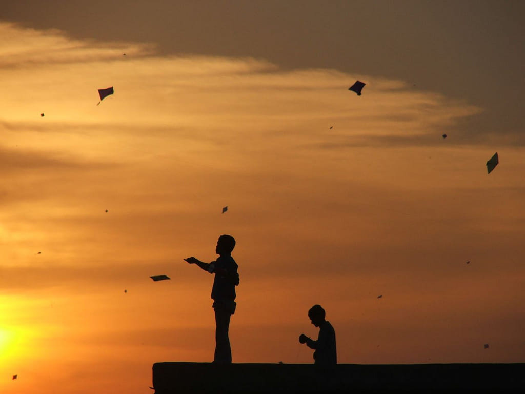  Innocent death fell from the roof while flying kite