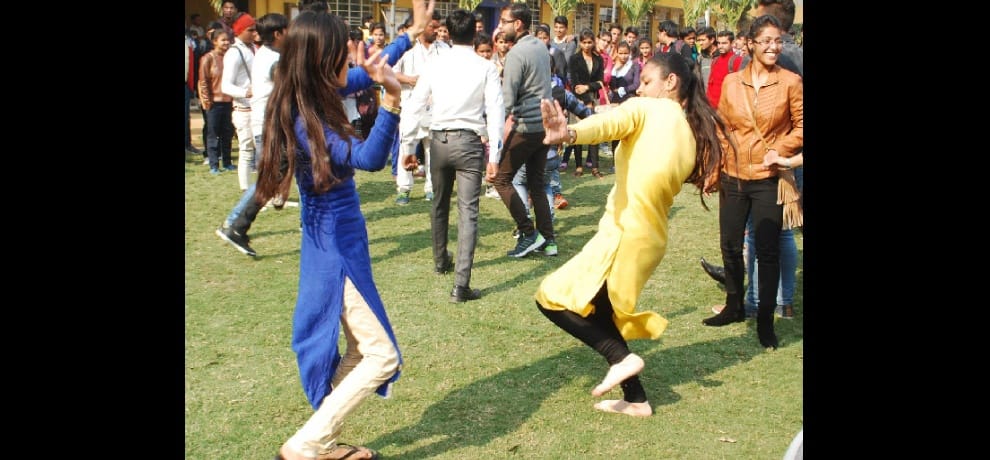 sunder munderi hoe tera kaun......