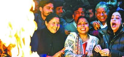Mayor and MP celebrated Lohri, divyanga veteran threw 500 notes
