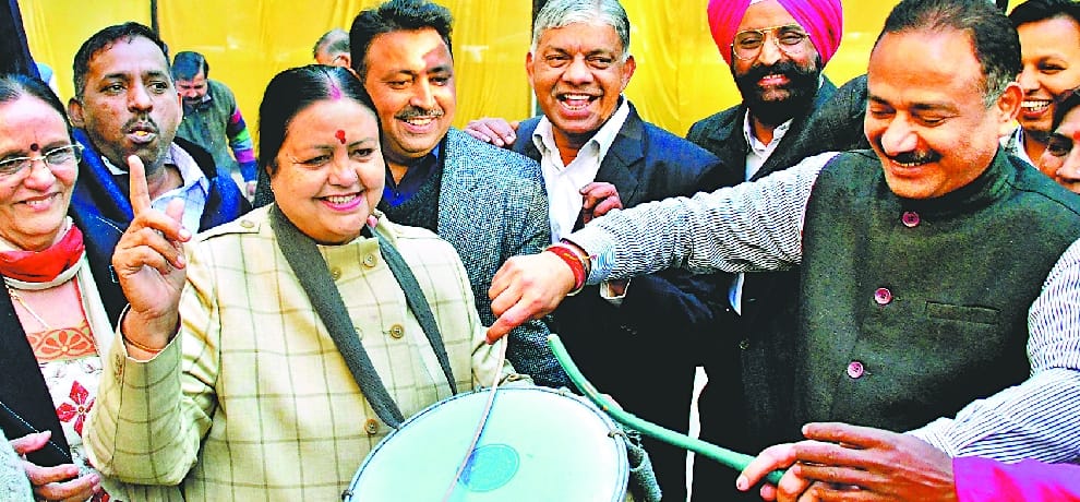 Mayor and MP celebrated Lohri, divyanga veteran threw 500 notes