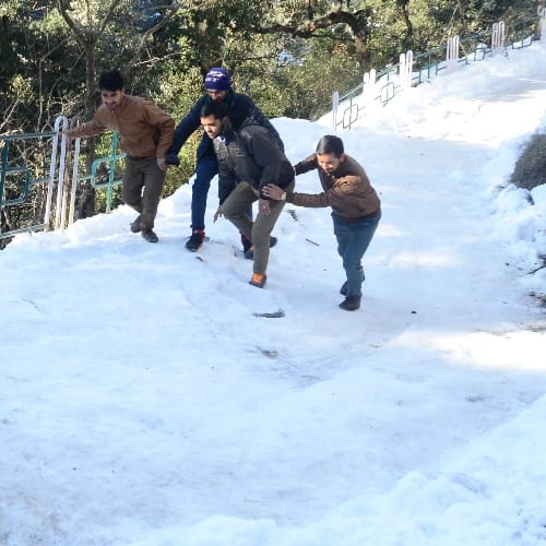 funny pictures in heavy snowfall in himachal