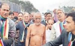जैन मुनि तरूण सागर जी महाराज का स्वागत करते जैन समाज के लोग ।