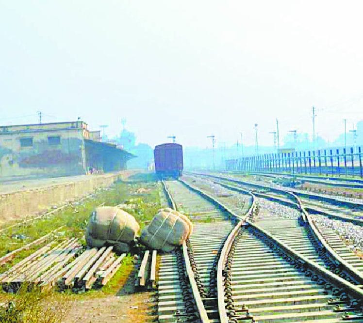Trapped parcel in the train's engine 