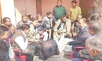 vyaparion ko samjhane aaye CO ka gheraअ