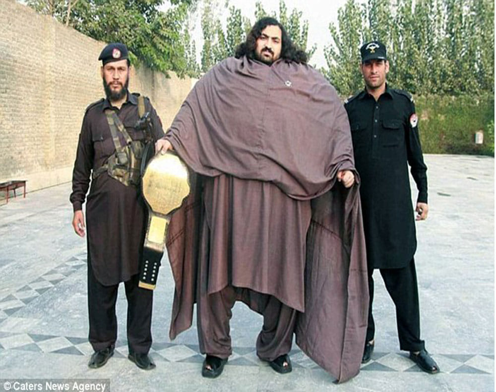 Know the diet of this huge man of pakistan