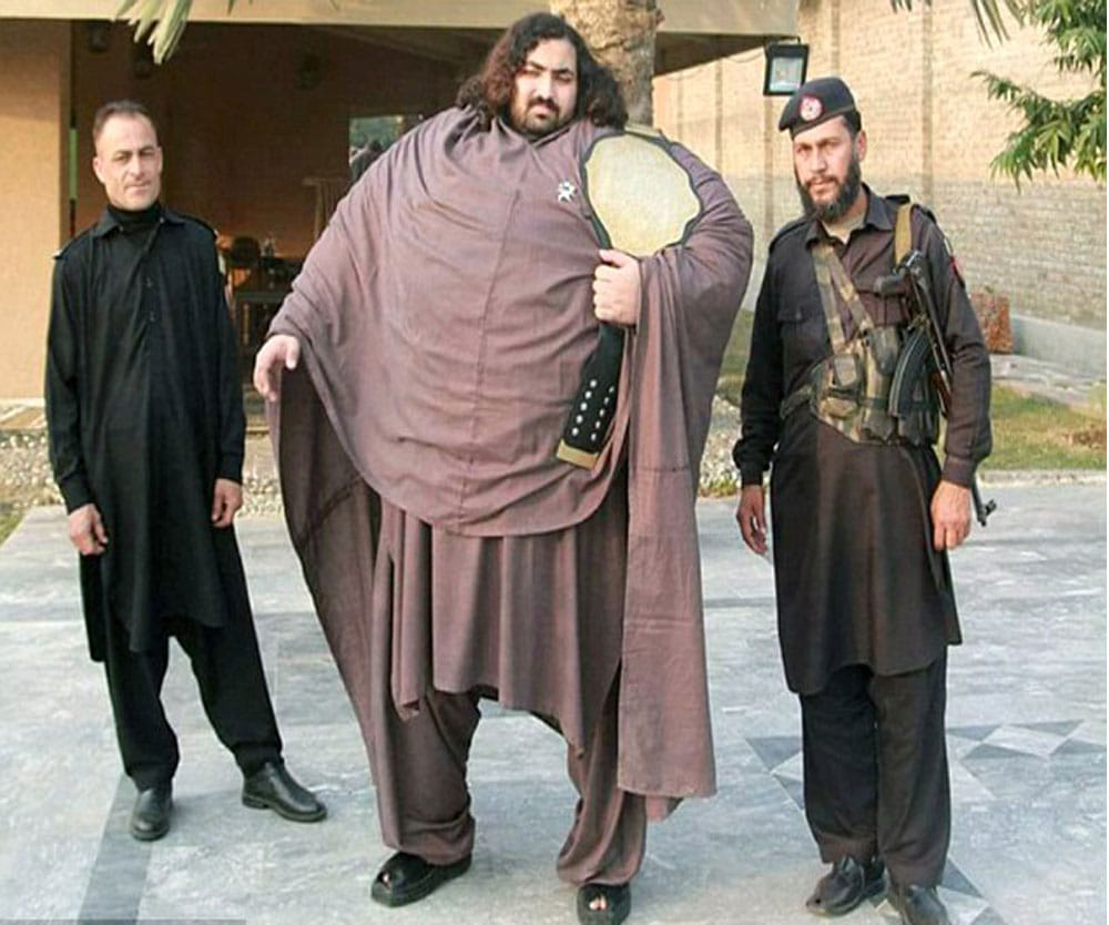 Know the diet of this huge man of pakistan