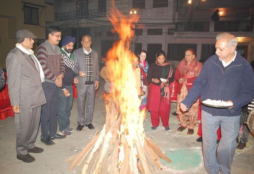 hulle nee maaye hulle, do pairee pattar jhulle...