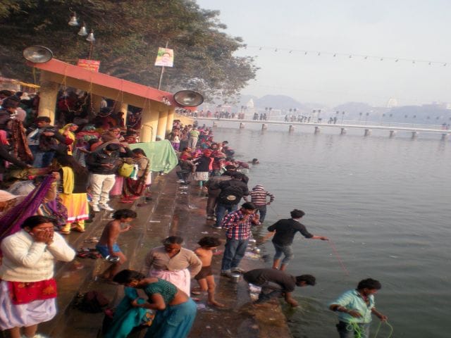 Makar Sankranti: Gunje cheering on the ghats of the Ganges