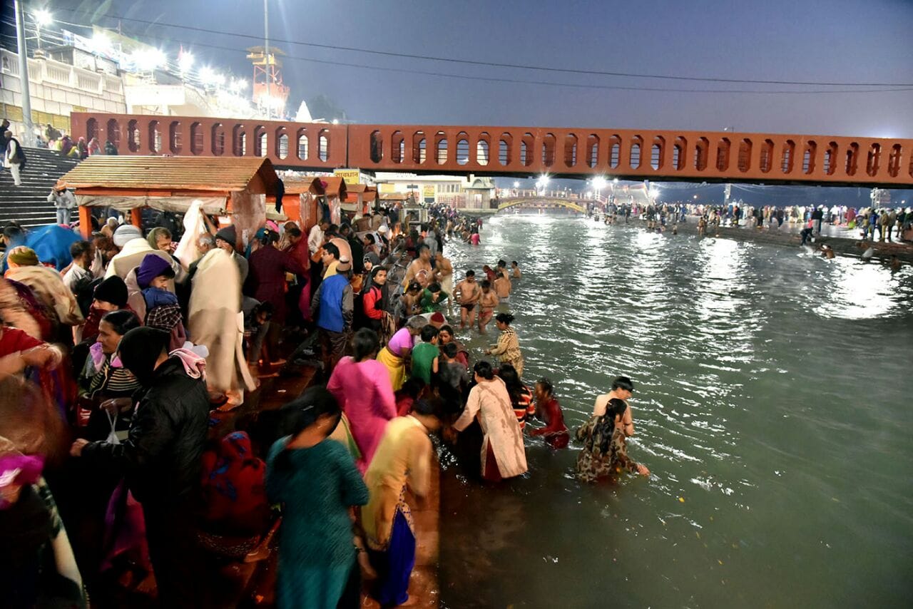 photos of makar sankranti snan in haridwar.