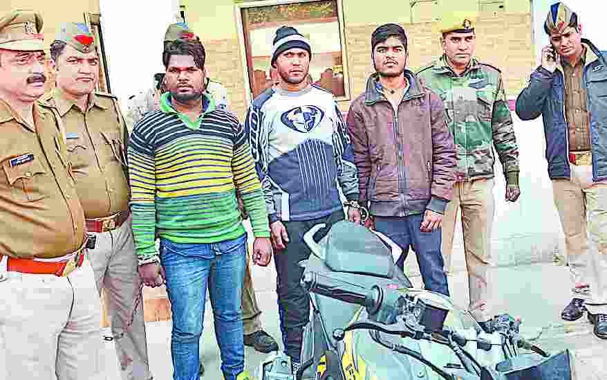 Kapil seeking extortion gang arrested three accused