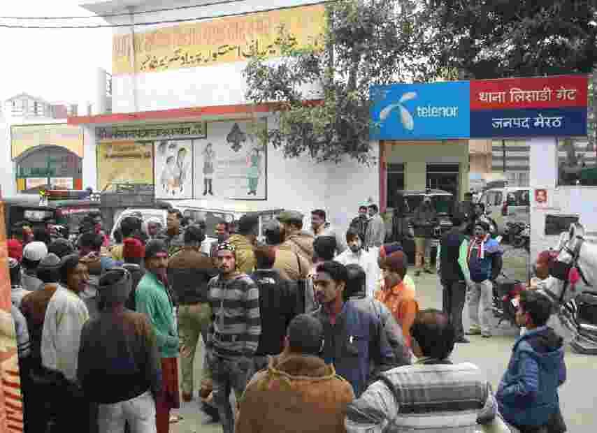 propartee deelar ka apaharan, Family members of police station todaphod