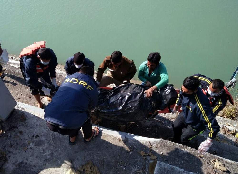 The other student bodies immersed in Ganges