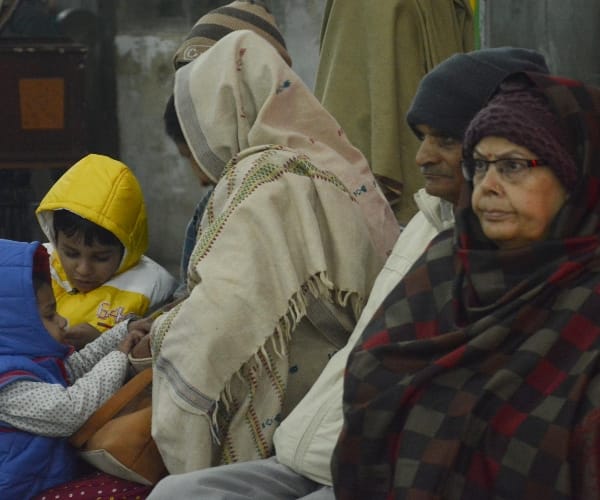 temperature down in agra and other cities of uttar pradesh due to cyclone oakhi