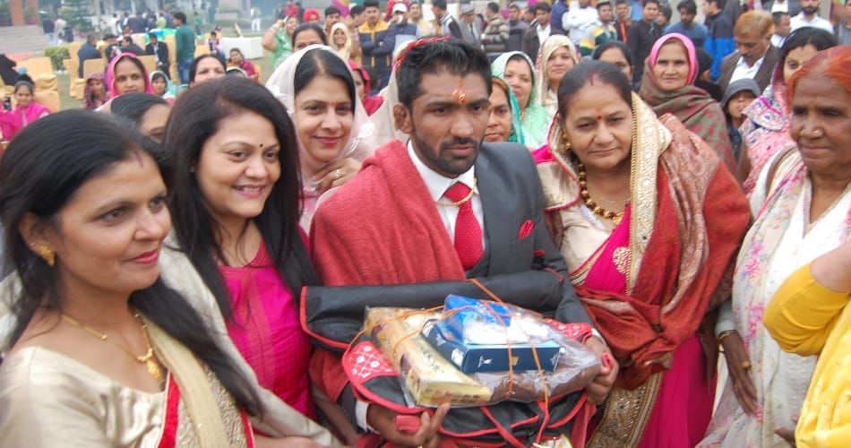 Olympian wrestler Yogeshwar dutt engagement in sonipat 