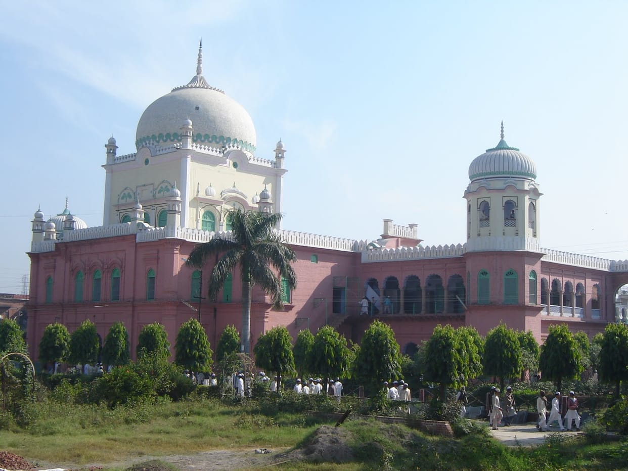 Saharanpur News: RTI has revealed that Darul Uloom has deposited a compounding fee of 25 lakh on illegal construction