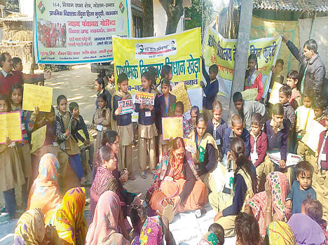 28/5000 gaaje baaje ke saath nikaalee railee Fledged rally extracted with musical instruments