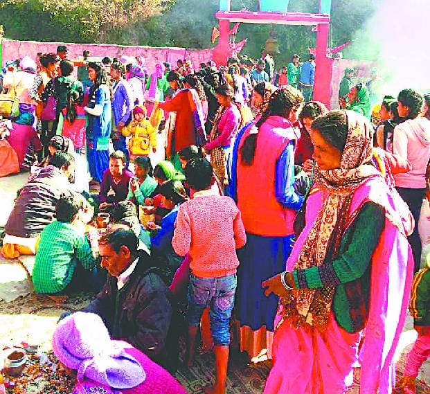 Trimagi crowd of people thronging to the second bath