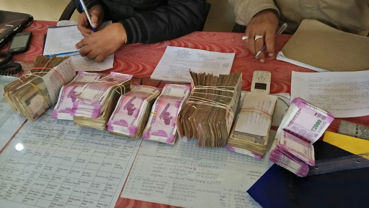 Mau five lakh rupee recovered from a vehicle 