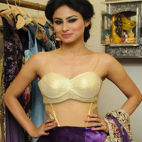 mouni roy doing intimate scenes with her co actor
