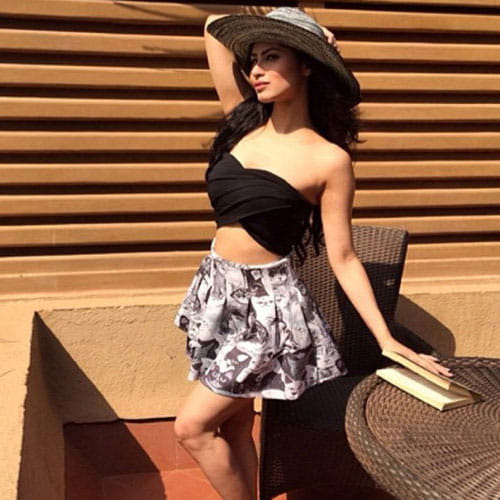 mouni roy doing intimate scenes with her co actor