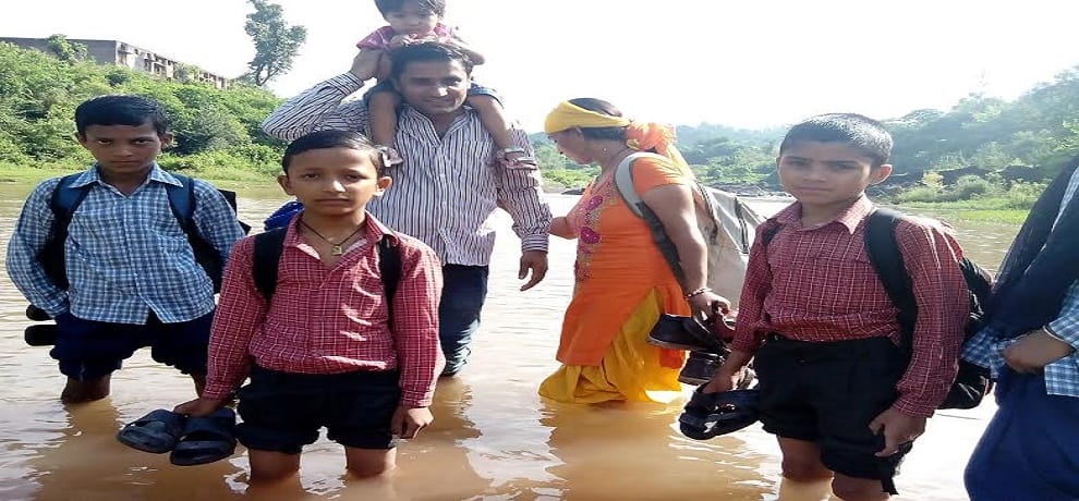  student cross the river swim to school