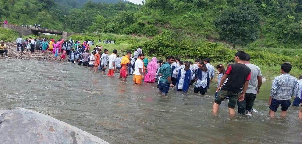  student cross the river swim to school