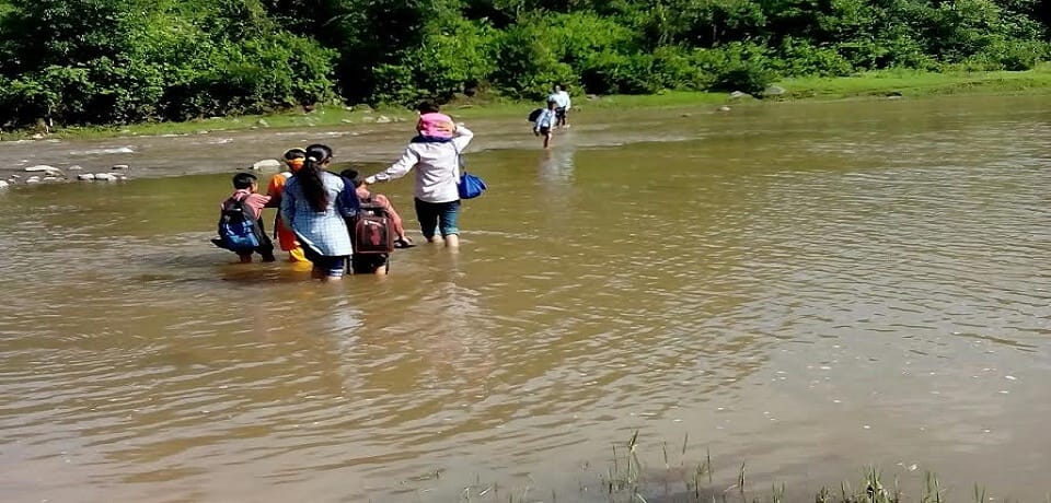  student cross the river swim to school