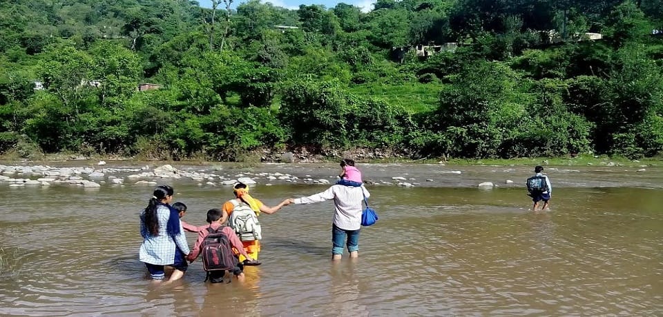  student cross the river swim to school