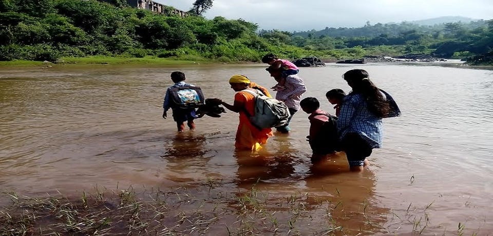  student cross the river swim to school