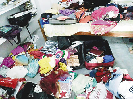 The thief entered the house through the roof, a million theft