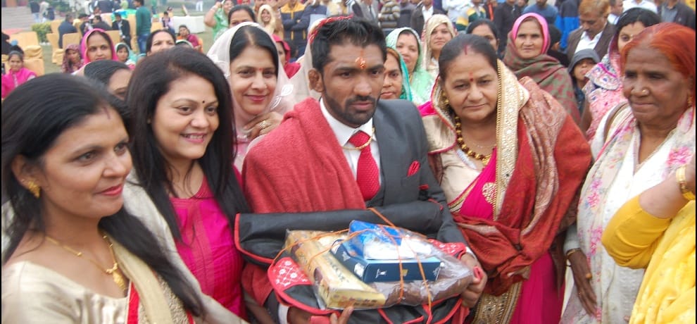 Yogeshwar a Rs engagement, see photos