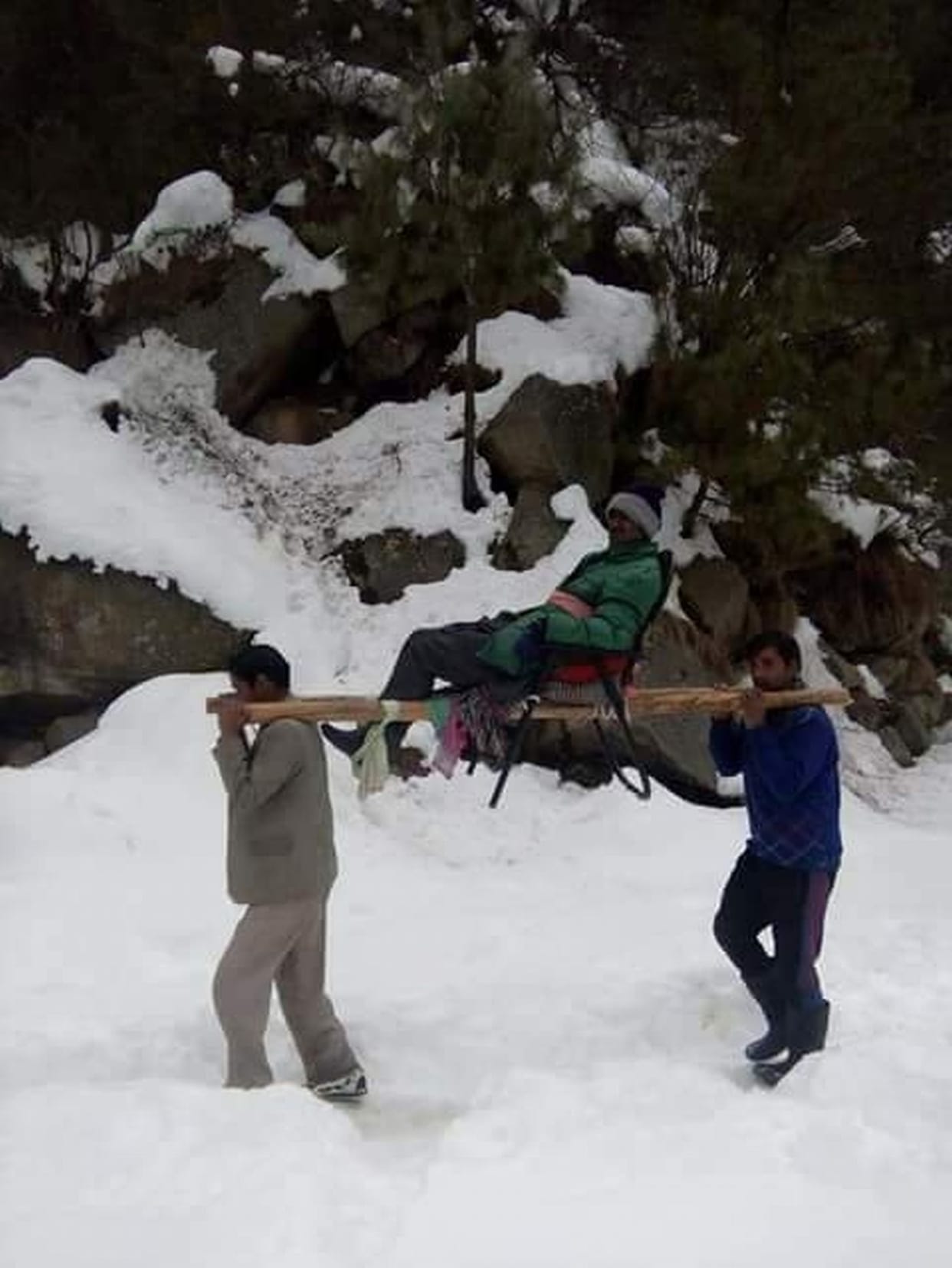 पहाड़ में बर्फबारी