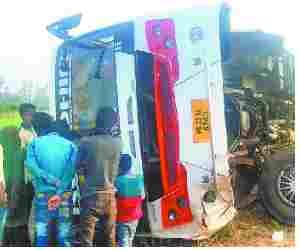 15 injured in bus accident