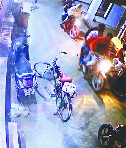 CCTV killer look in, not putting police hands