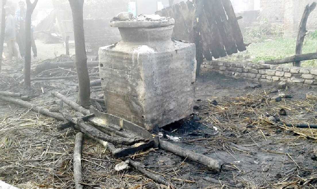 Two houses caught fire, the ashes of thousands of property