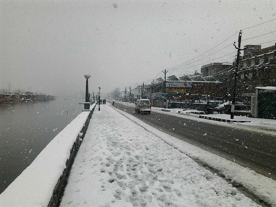 SNOWFALL CONTINUES IN KASHMIR VALLEY ON TUESDAY