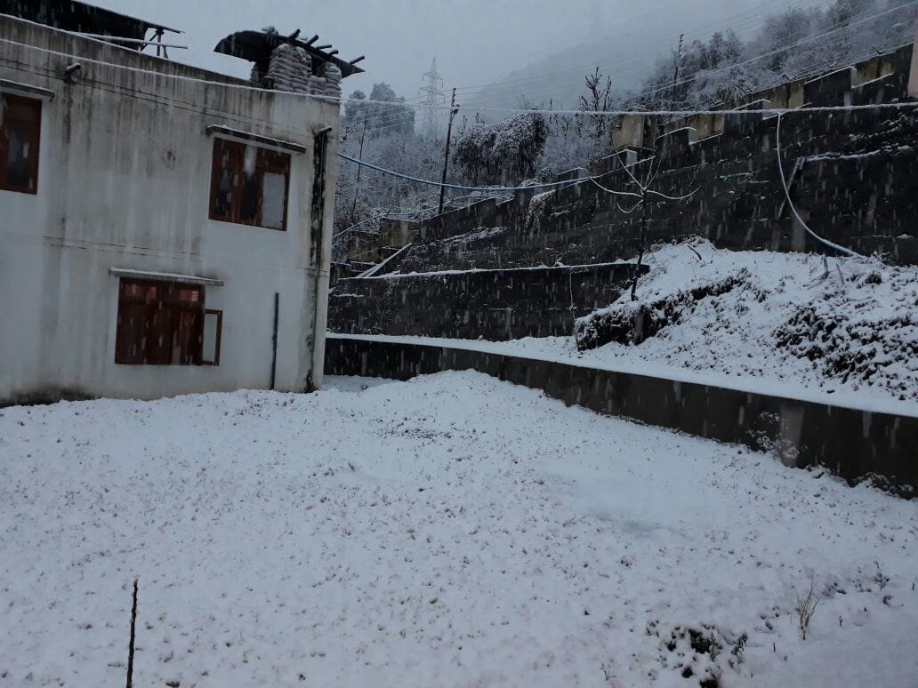 beautiful pictures of kashmir snowfall last night