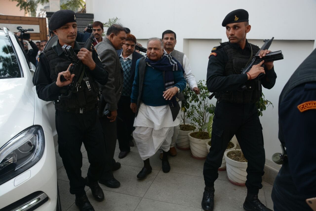 mulayam singh shows anger on akhilesh in a   meeting