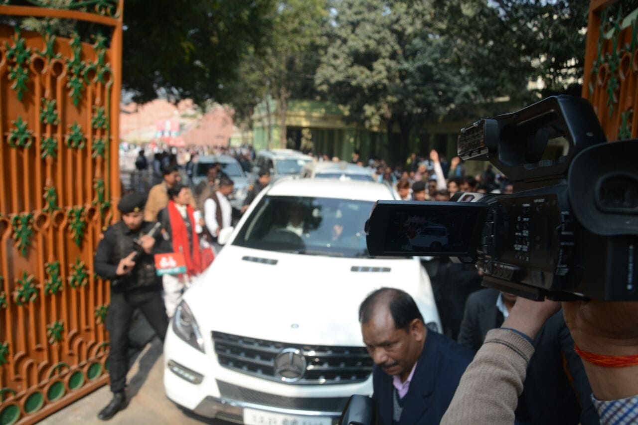 mulayam singh shows anger on akhilesh in a   meeting